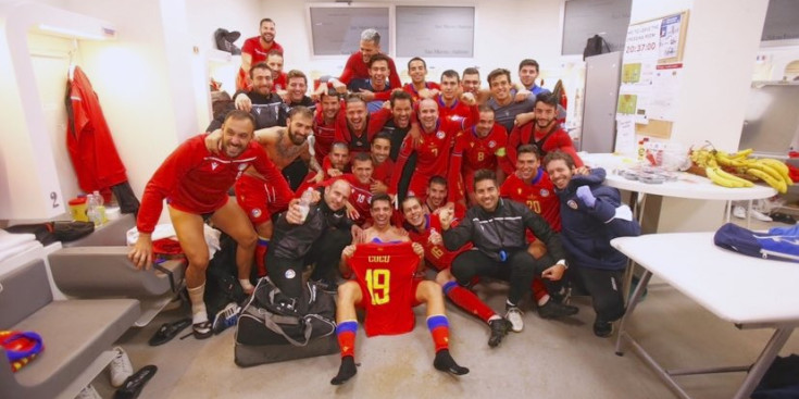 Els jugadors andorrans celebre la darrera victòria contra San Marino.