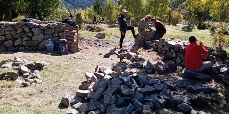 Alguns dels participants al Curs d’artesans de la pedra seca.