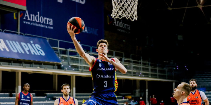 Paulí intenta la cistella en el darrer enfrontament entre el MoraBanc i el València Basket al Poliesportiu.