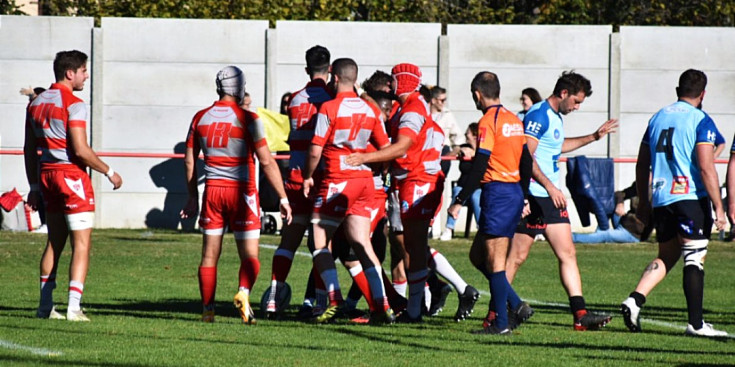 Una jugada del partit entre l’US Tarascon XV i el VPC Andorra Rugby XV d’ahir a l’Stade du Moulin Neuf.