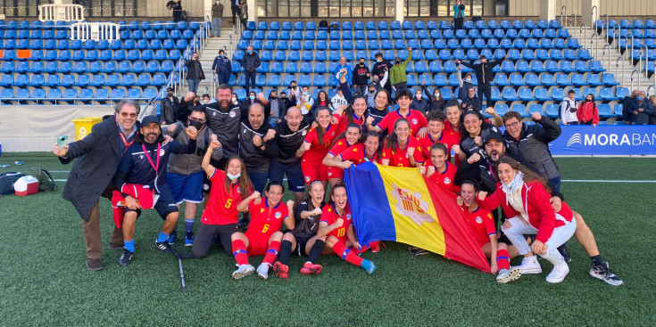 Jugadors i cos tècnic celebren la victòria per 1-0 davant Moldàvia.