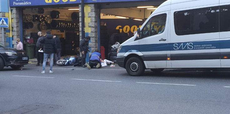 Els serveis d'emergència atenent la víctima de l'accident d'aquest dimarts a Andorra la Vella.