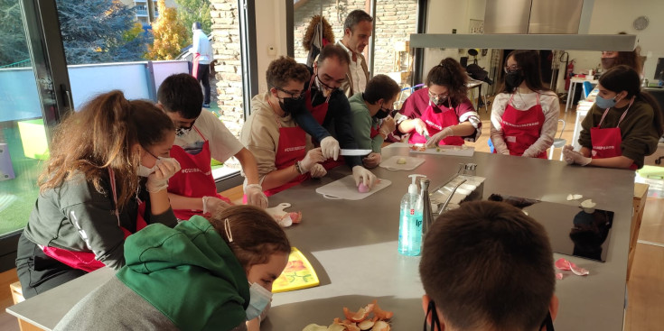 Els joves durant el taller de cuina al Rusc.