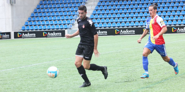 Arturo Gándara segueix un jugador del Girona B en el primer partit de la temporada.