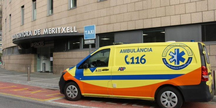 Una ambulància a l’entrada d’Urgències de l’hospital.