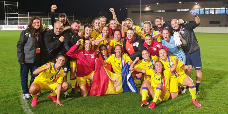 La selecció femenina celebrant el seu triomf davant Liechtenstein