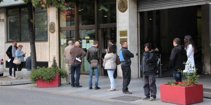 Cues de residents amb dret a vot, el passat dimecres al Consulat espanyol