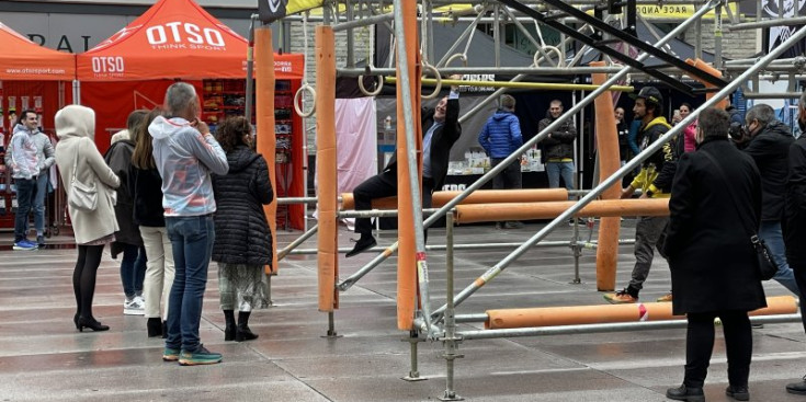 El cònsol provant una de les activitats instal·lades a la plaça de la Germandat