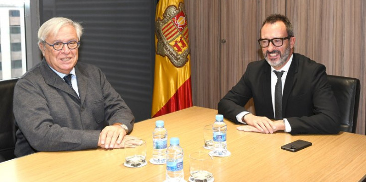 Un moment de la trobada entre Víctor Filloy i Joan Clos, ahir al despatx del ministre.