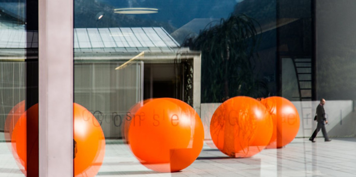 Les esferes instal·lades a la plaça del Consell General, reflectides davant de l’edifici del nou Parlament.