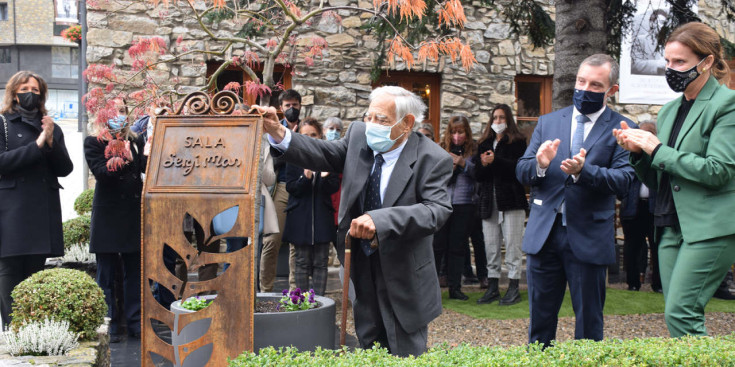 Placa en honor a Sergi Mas davant de la casa comuna de Sant Julià de Lòria.