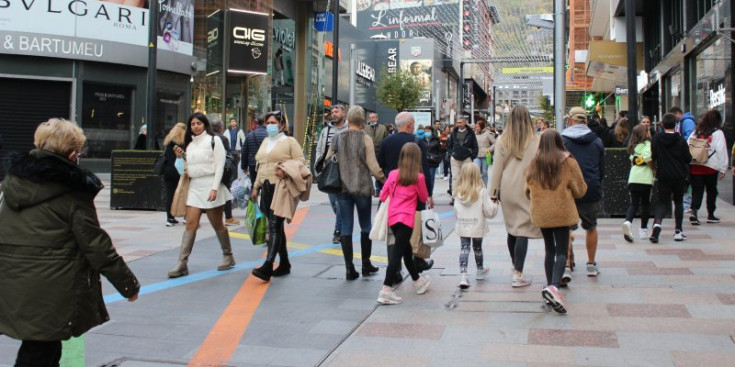 Diverses persones passegen per l’avinguda Carlemany, ahir.