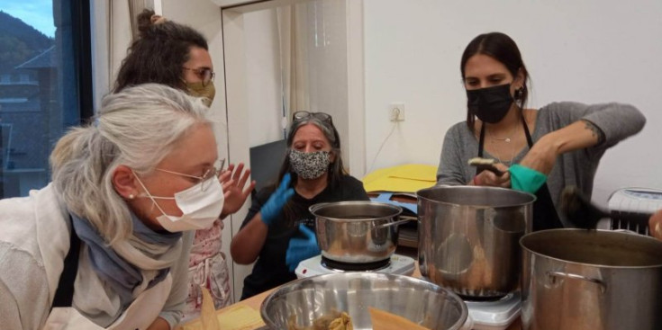 Un instant del taller de tintatge fet a Ordino.