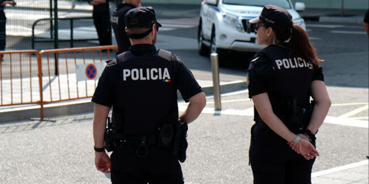 Dos agents del cos de policia.