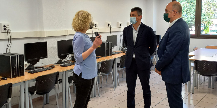 La donació dels quaranta ordinadors al Centre de Formació per Adults per part de Vall Banc