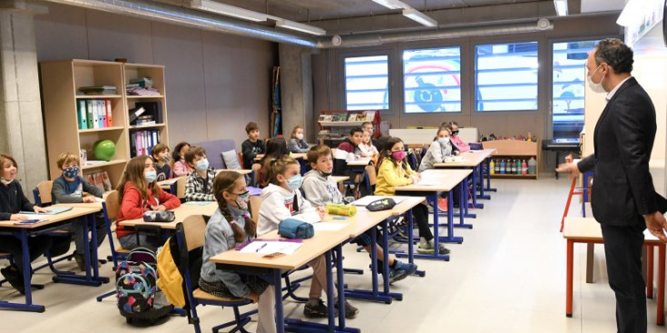 Alumnes amb mascareta en una visita del cap de Govern a l’escola.