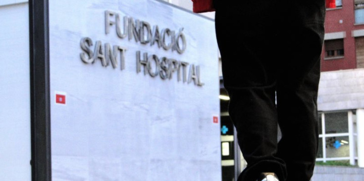 Una persona accedeix a la Fundació Sant Hospital de la Seu d’Urgell.