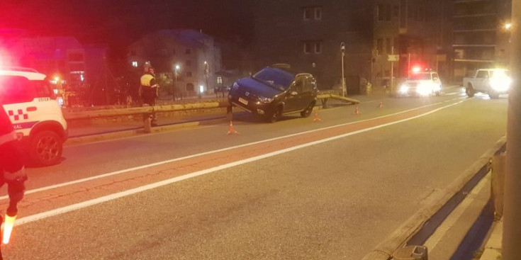 El vehicle que va acabar sobre de les barreres de seguretat de fusta a Encamp.