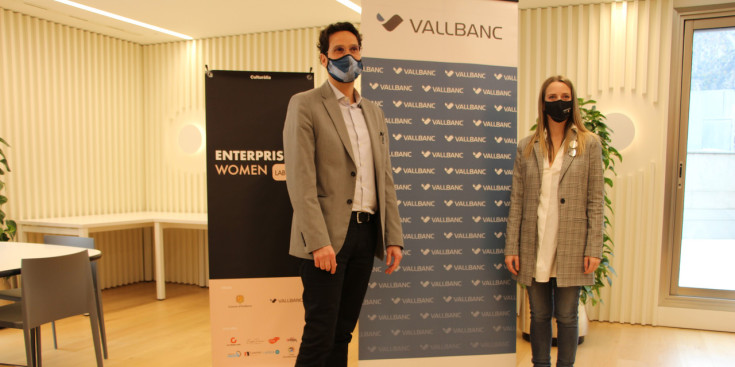 El director de Gestió de Persones i membre del comitè d'Igualtat, Diversitat i Inclusió de Vall Banc, Marc Cornella, i la impulsora de l'Enterprising Women Lab, Lara De Miguel, durant la roda de premsa.