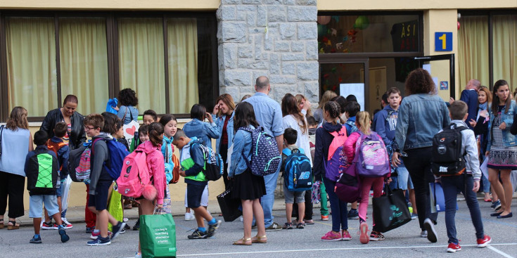 Infants a l'exterior de l'escola andorrana de Sant Julià