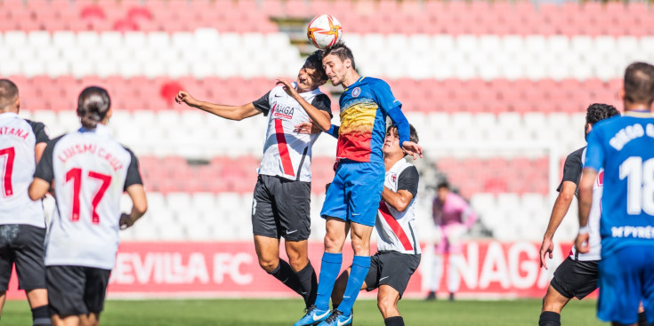 Riverola lluita una pilota aèria en una jugada del partit d’ahir davant el Sevilla Atlético.