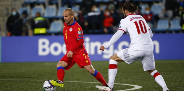 Pujol intenta la jugada davant Krychowiak en el partit contra Polònia.