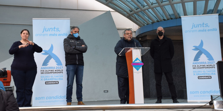 La presentació de l’exposició ‘La successió d’un bosc’ que va tenir lloc ahir a la plaça dels Arínsols.