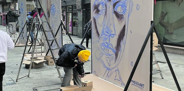 Artistes de la lliga nacional de grafiti d’Espanya dibuixant interpretacions dels personatges de la pel·lícula de Marvel ‘Eternals’, al carrer de la Callaueta.