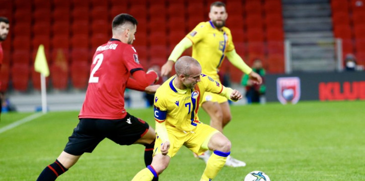 Marc Pujol lluita una pilota amb Hoxhallari en el partit d'ahir entre Albània i Andorra.
