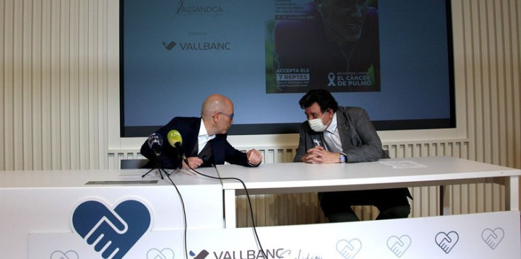 El director general de negoci de Vall Banc, Sergi Martín, amb el president d'Assandca, Josep Saravia, durant una roda de premsa.