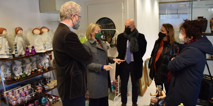 Els cònsols d'Escaldes-Engordany, Rosa Gili i Joaquim Dolsa, conversen amb la presidenta d'Unicef Andorra, Laura Álvarez, i el seu president, Albert Mora.