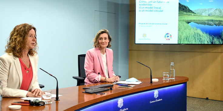 to: SFG La ministra de Medi Ambient, Agricultura i Sostenibilitat, Sílvia Calvó, juntament amb la directora del departament de Medi Ambient, Sílvia Ferrer, durant la presentació del projecte d'economia circular.