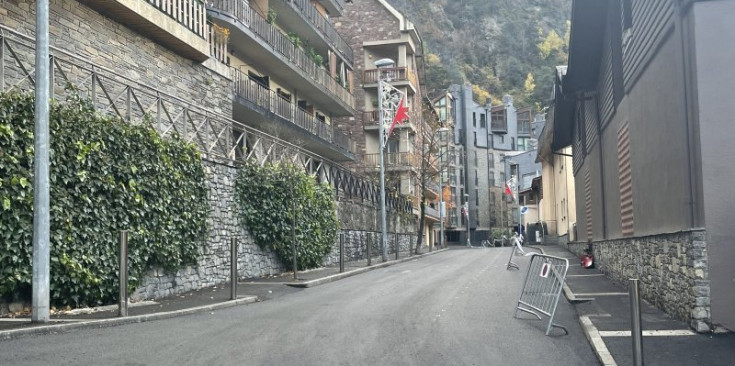 El carrer del Mirador d’Encamp després de les obres de pavimentació.