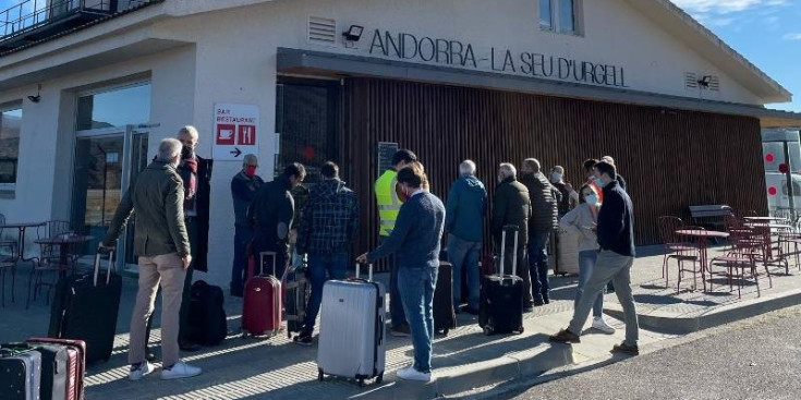 Un moment del simulacre de facturació i controls de seguretat a l’aeroport de la Seu, ahir.