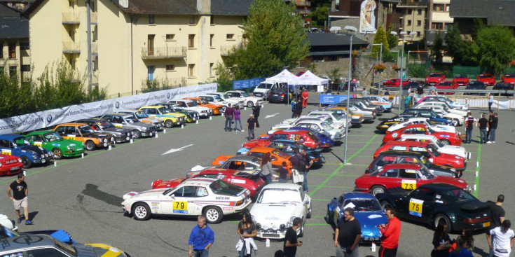 El parc tancat a Ordino amb els 96 vehicles participants del 44è Ral·li d’Andorra Històric.