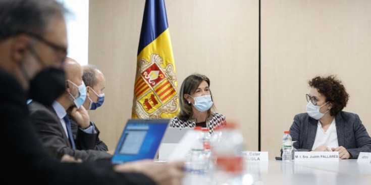 La ministra d’Educació i Ensenyament Superior, Ester Vilarrubla i la ministra d’Afers Socials, Judith Pallarés, durant la reunió de la Comissió.