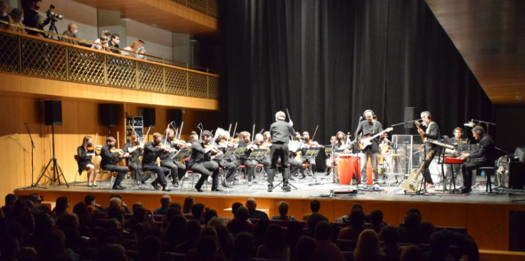 Un instant del concert de Santa Cecília amb l’orquestra Jonca i el grup Hysteriofunk, ahir.