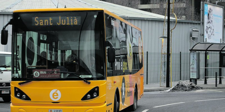 Un bus exprés en el seu recorregut cap a Sant Julià de Lòria.