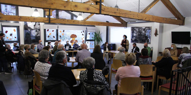 Un moment de la visita de la ministra d'Afers Socials, Joventut, i Igualtat, Judith Pallarés, a la Llar de Lòria.