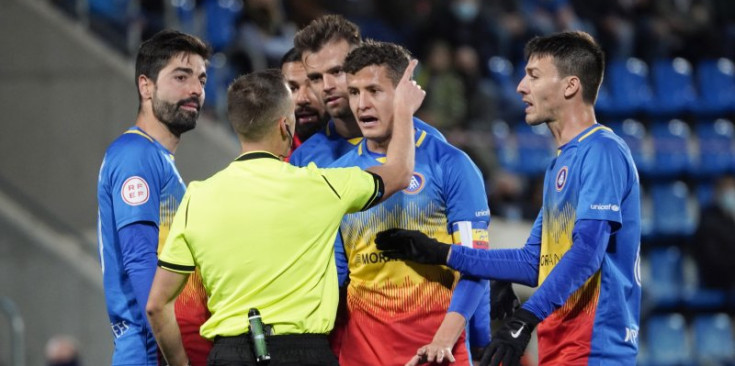 Els jugadors de l’FC Andorra protesten per l’expulsió d’Hevel.