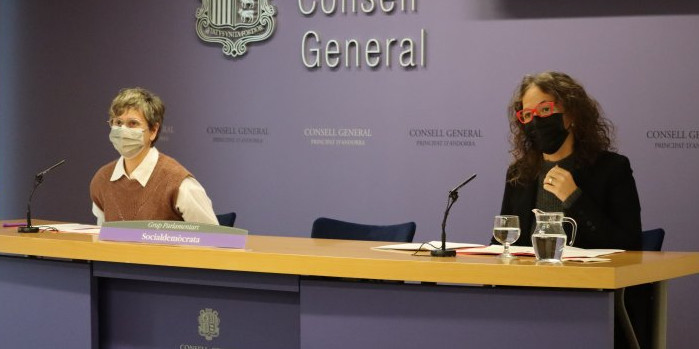 Les conselleres socialdemòcrates, Susanna Vela i Judith Salazar, a la sala de premsa del Consell General.
