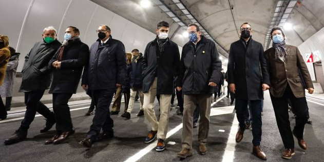 Les autoritats durant la inauguració del túnel de Tresponts, ahir al matí.