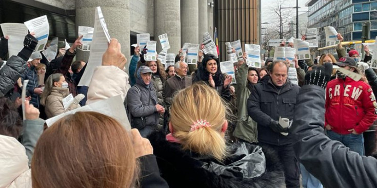 Montaner al centre de la protesta contra el passi sanitari.