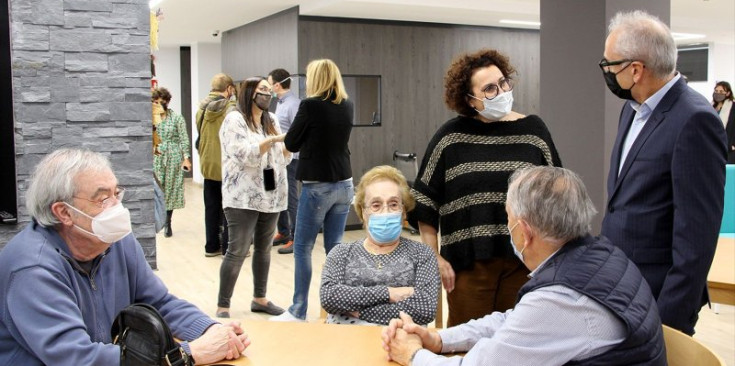 La ministra d'Afers Socials, Joventut i Igualtat, Judith Pallarés, amb la gent gran de Canillo.