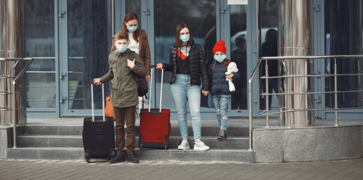 Una família surt d’un aeroport després d’un vol.