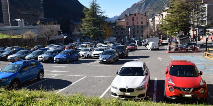 Vehicles estacionats a l’aparcament comunal del Prat de l’Areny.