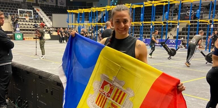 Torra amb la bandera d’Andorra en els mundials a Suècia.