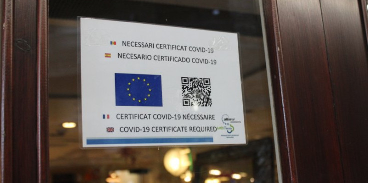 El cartell que avisa del requeriment del certificat Covid a la porta d’un establiment del país.
