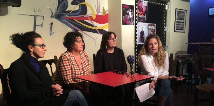 Les representants d’Acció Feminista, en una roda de premsa.