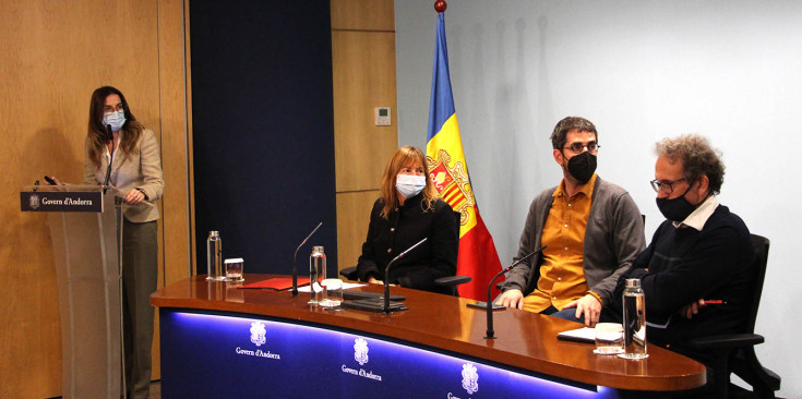 La ministra de Cultura i Esports, Sílvia Riva, juntament amb la directora del departament de Patrimoni Cultural, Isabel de la Parte, i els arquitectes de l’obra Lluís Ginjaume i Carles Brull, durant la roda de premsa.